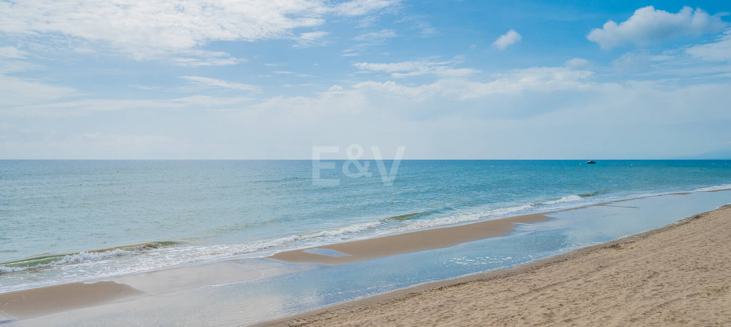 Luminoso Ático con acceso directo a la playa