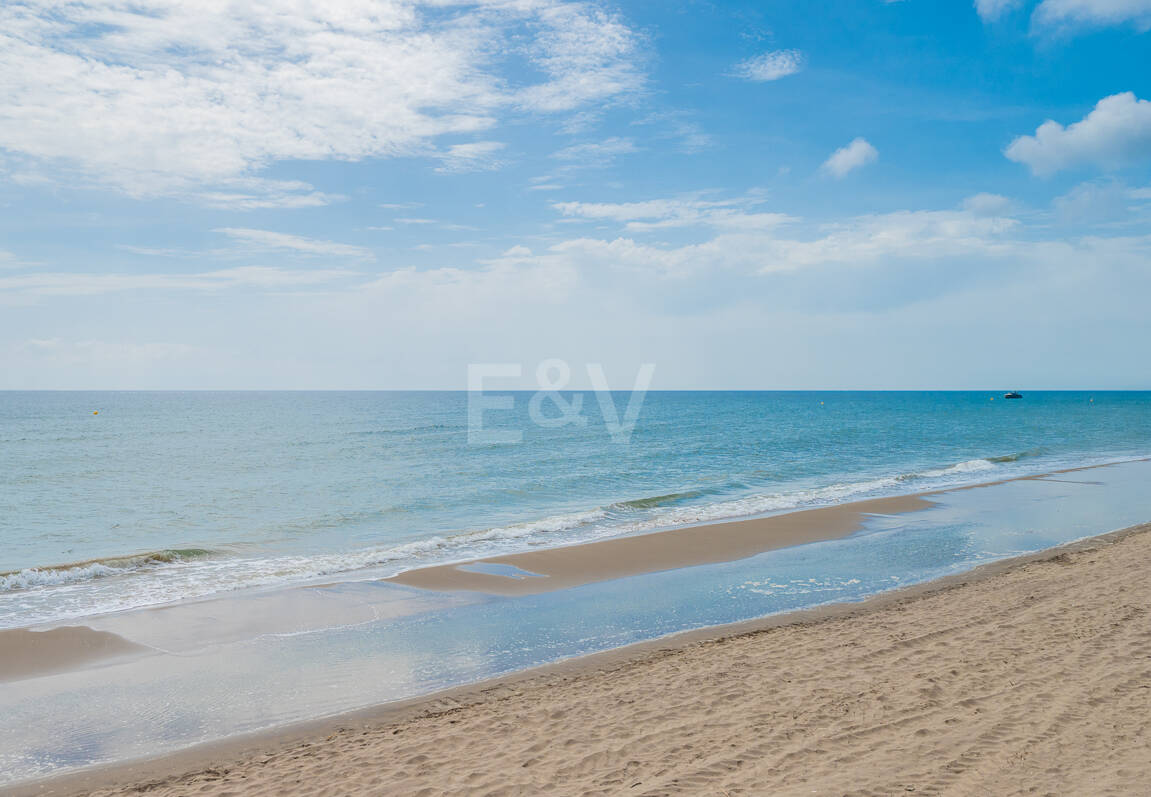 Luminoso Ático con acceso directo a la playa