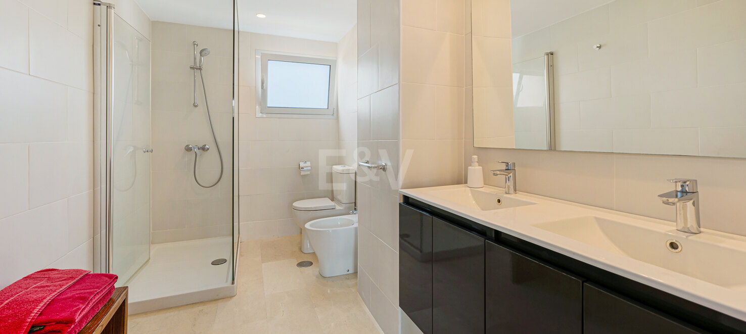 Bright 3-Bed with Direct Beach Access