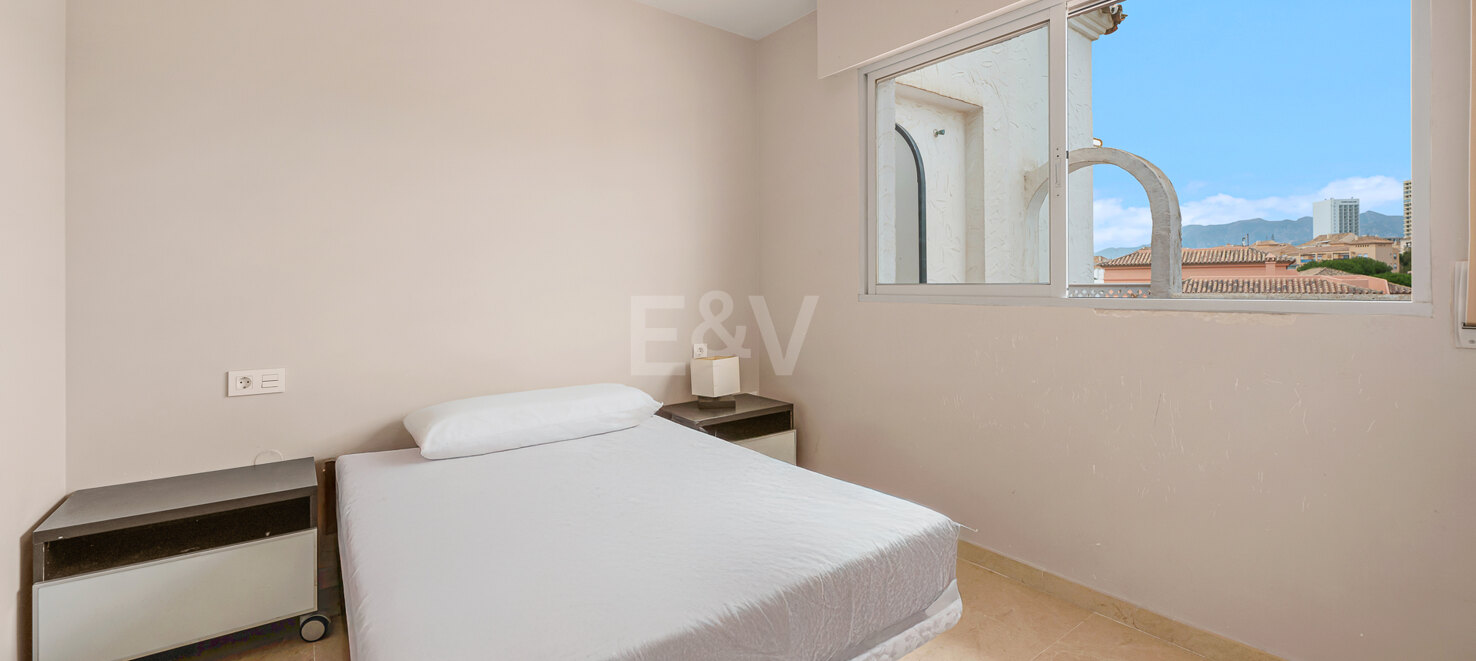 Bright 3-Bed with Direct Beach Access