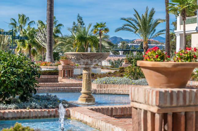 Conveniently Located Apartment with Panoramic Solarium in Aloha Gardens