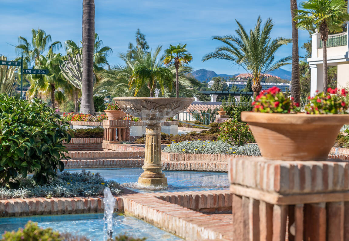 Conveniently Located Apartment with Panoramic Solarium in Aloha Gardens