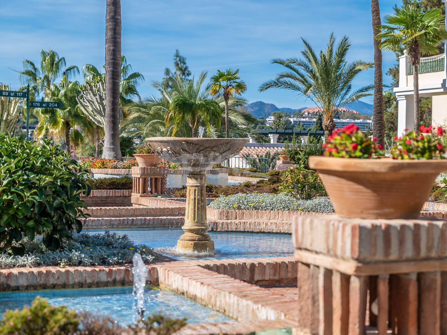 Conveniently Located Apartment with Panoramic Solarium in Aloha Gardens