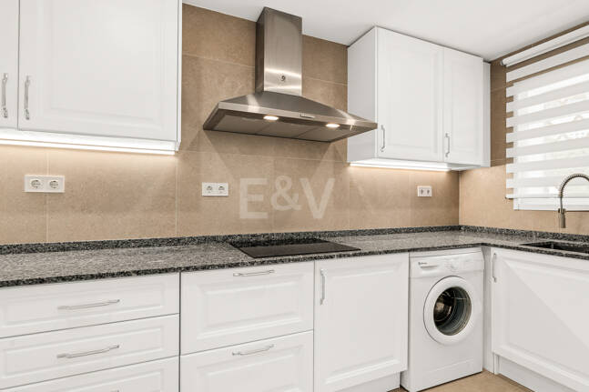 Conveniently Located Apartment with Panoramic Solarium in Aloha Gardens