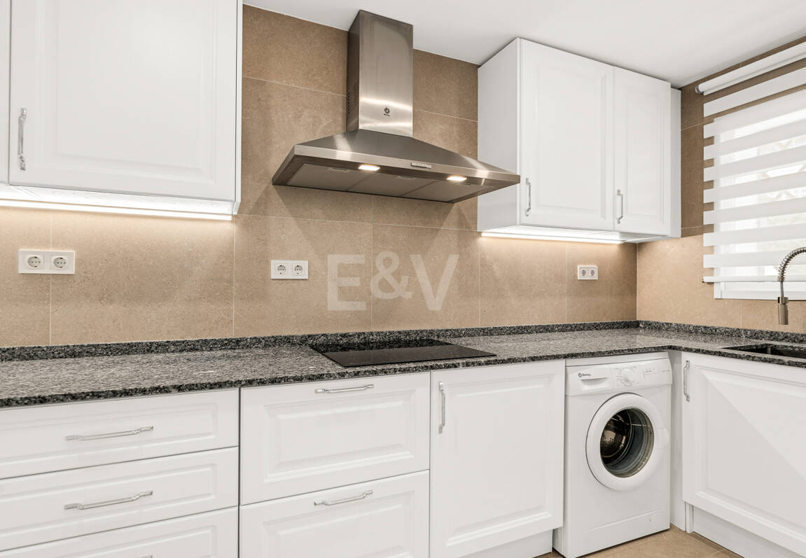 Conveniently Located Apartment with Panoramic Solarium in Aloha Gardens