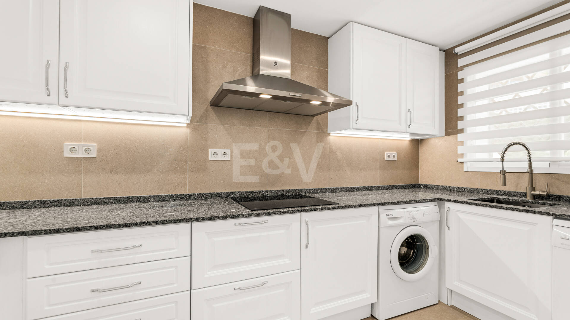 Conveniently Located Apartment with Panoramic Solarium in Aloha Gardens