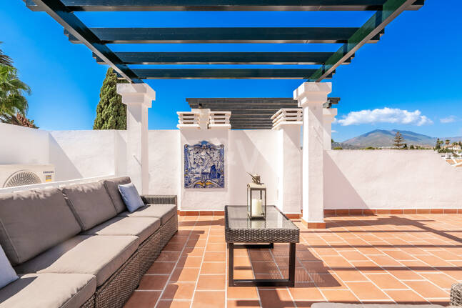 Conveniently Located Apartment with Panoramic Solarium in Aloha Gardens