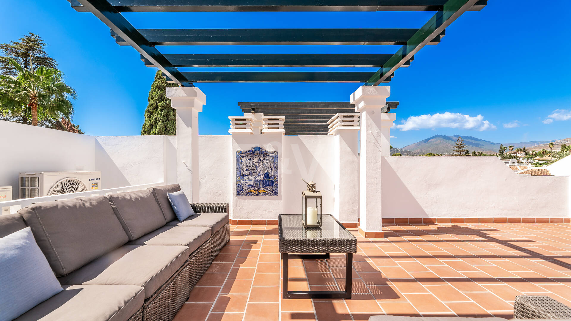 Conveniently Located Apartment with Panoramic Solarium in Aloha Gardens