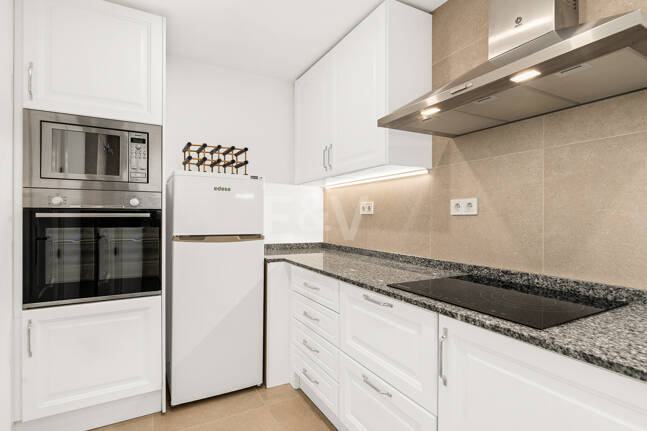 Conveniently Located Apartment with Panoramic Solarium in Aloha Gardens