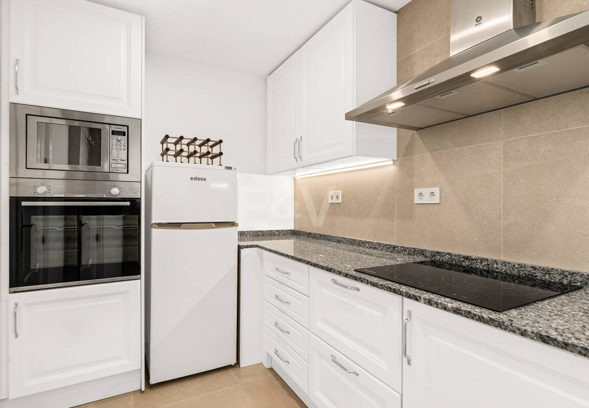 Conveniently Located Apartment with Panoramic Solarium in Aloha Gardens