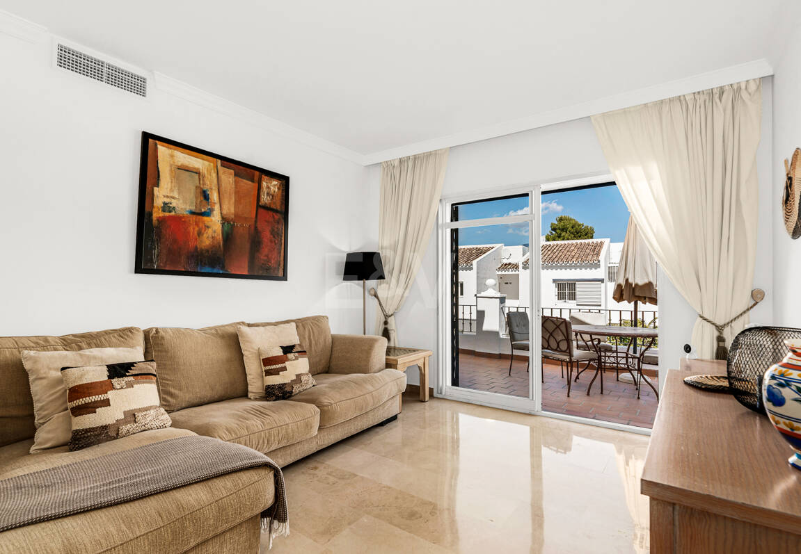 Conveniently Located Apartment with Panoramic Solarium in Aloha Gardens