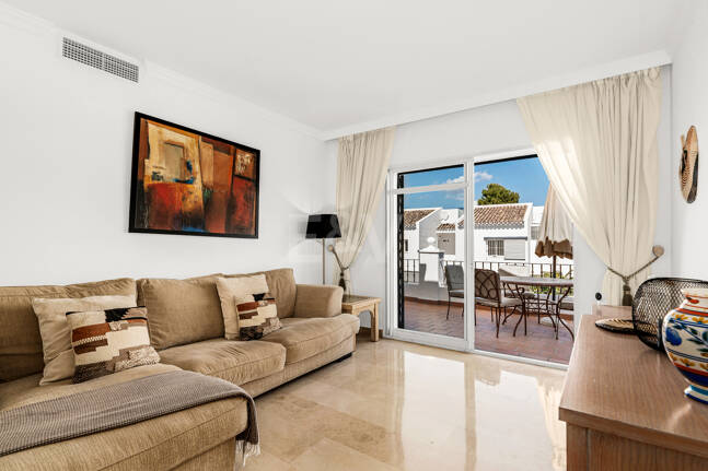 Conveniently Located Apartment with Panoramic Solarium in Aloha Gardens