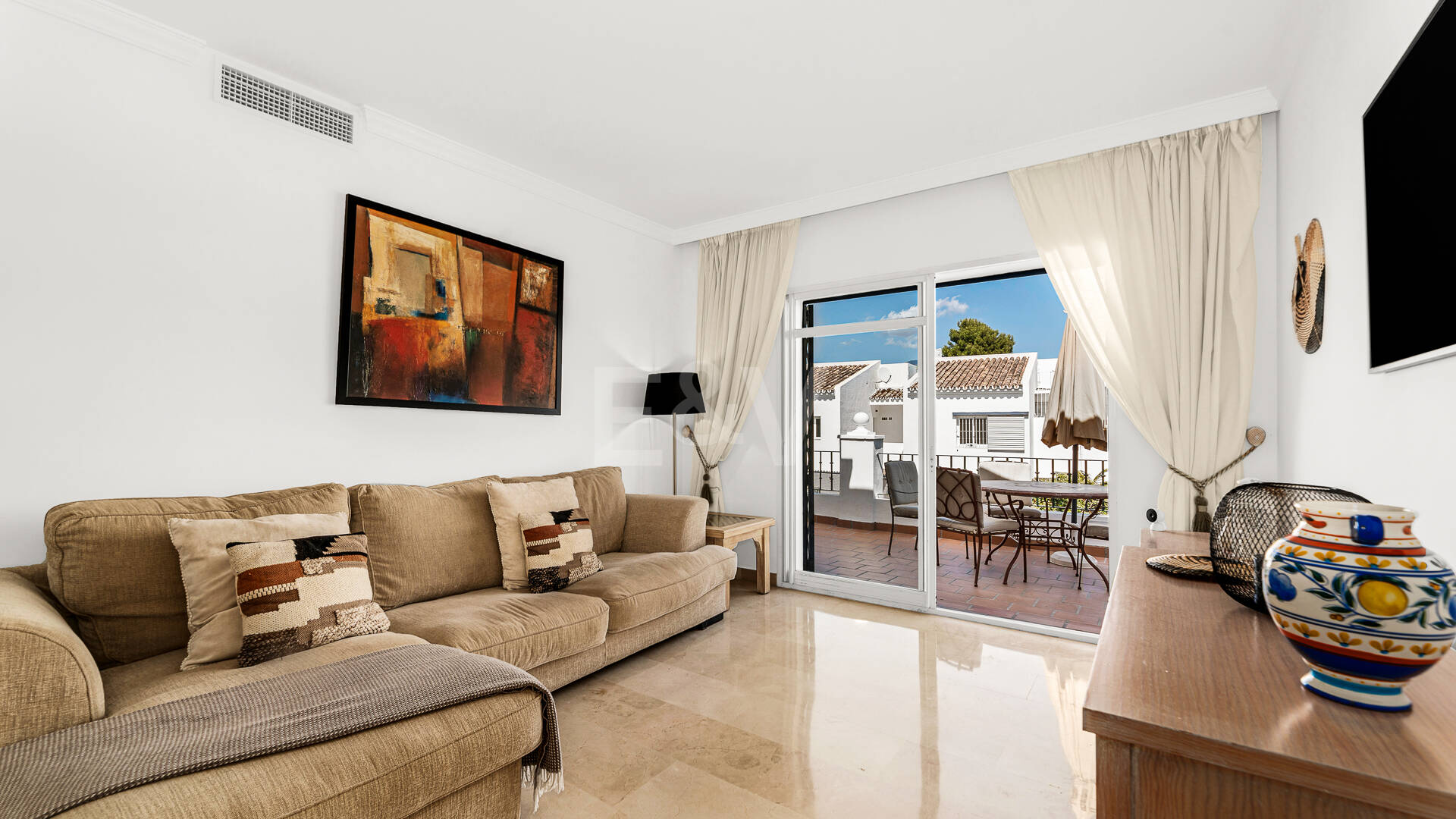 Conveniently Located Apartment with Panoramic Solarium in Aloha Gardens