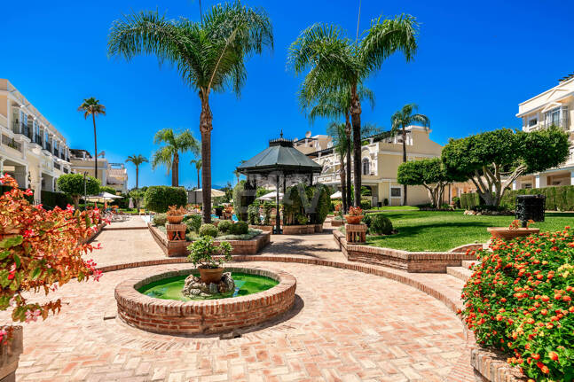 Conveniently Located Apartment with Panoramic Solarium in Aloha Gardens