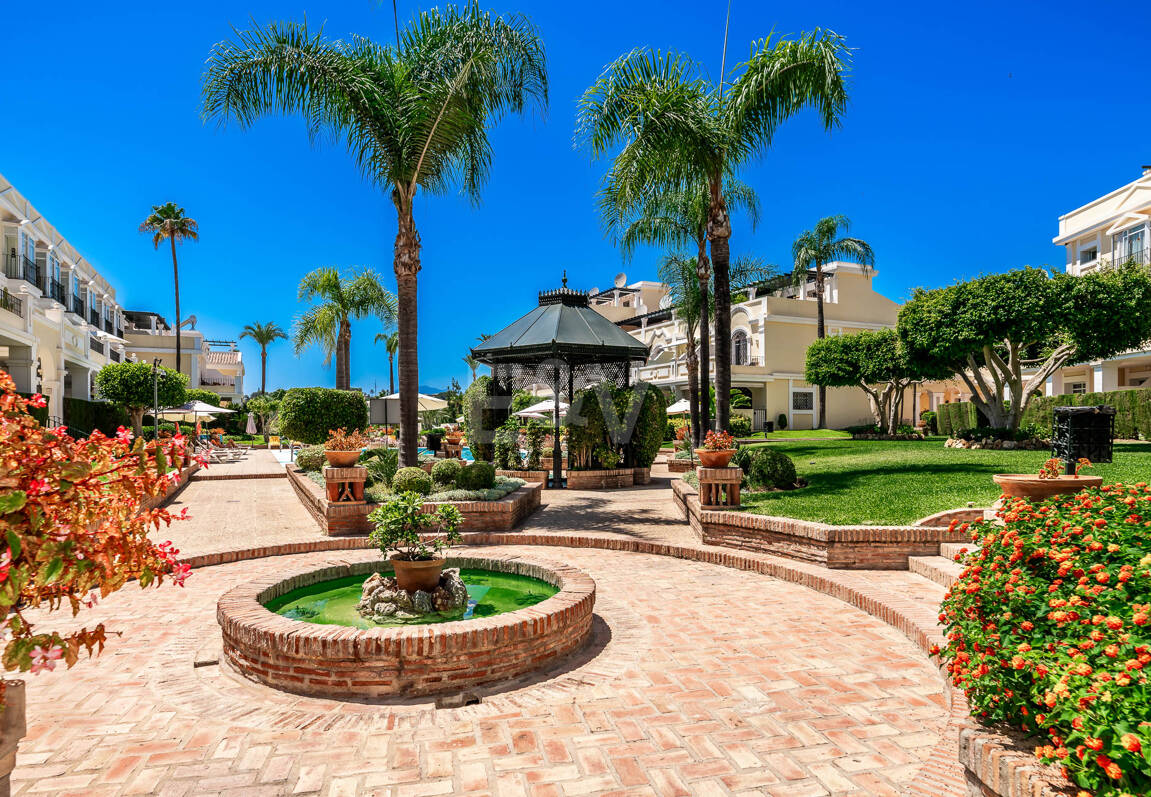 Conveniently Located Apartment with Panoramic Solarium in Aloha Gardens