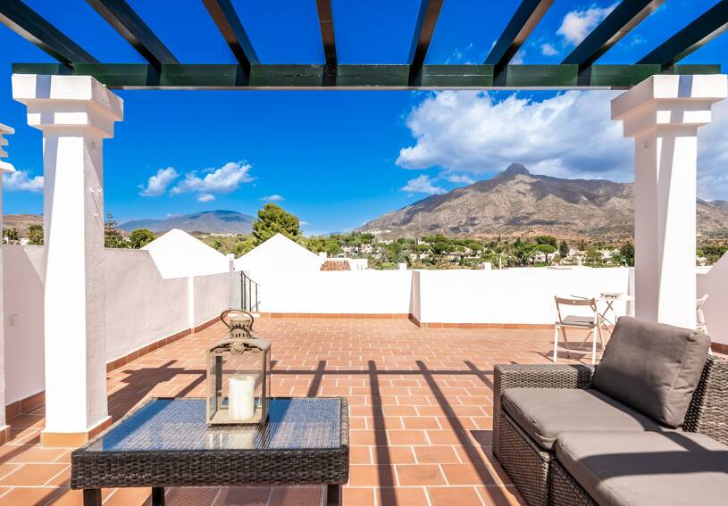 Conveniently Located Apartment with Panoramic Solarium in Aloha Gardens