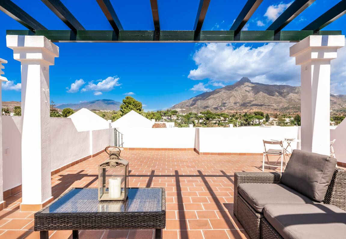 Conveniently Located Apartment with Panoramic Solarium in Aloha Gardens