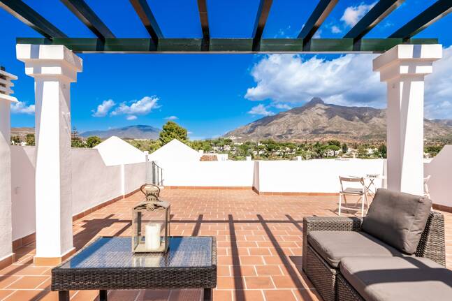 Conveniently Located Apartment with Panoramic Solarium in Aloha Gardens