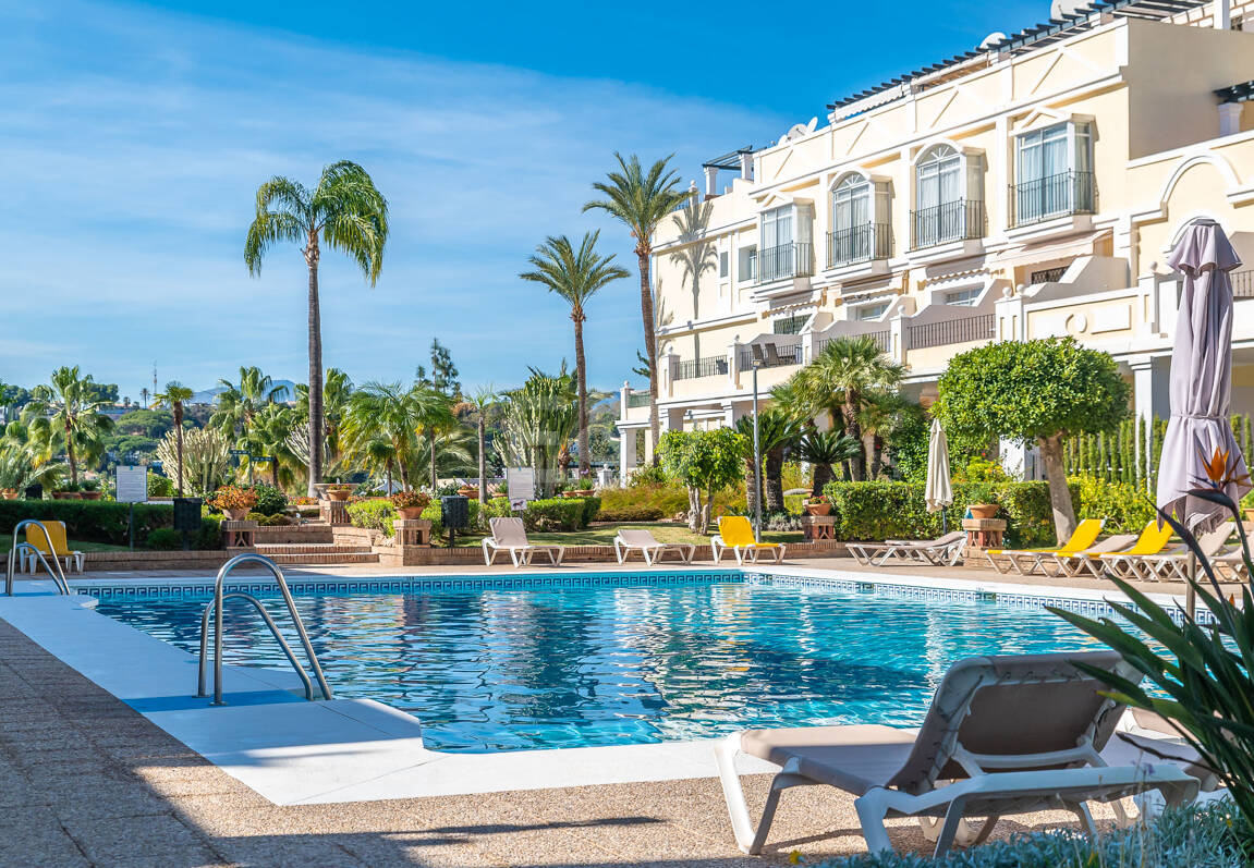 Conveniently Located Apartment with Panoramic Solarium in Aloha Gardens