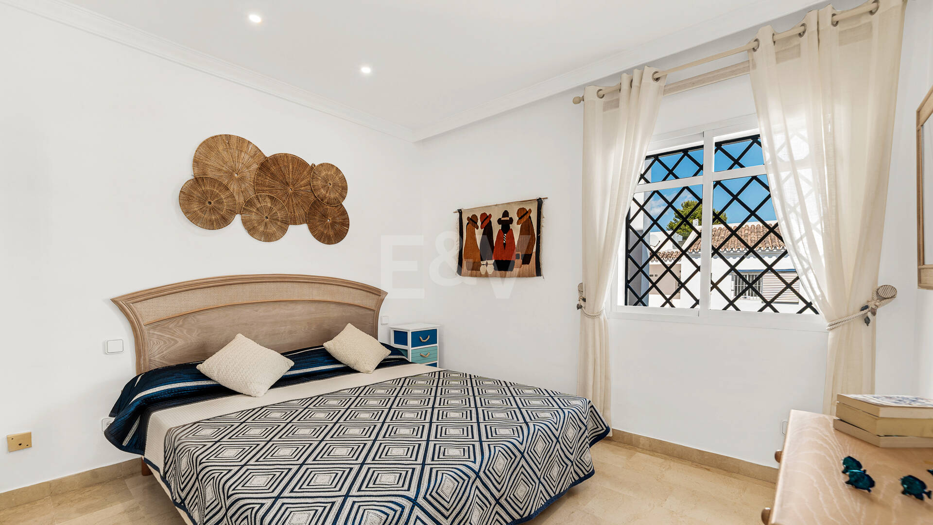 Conveniently Located Apartment with Panoramic Solarium in Aloha Gardens