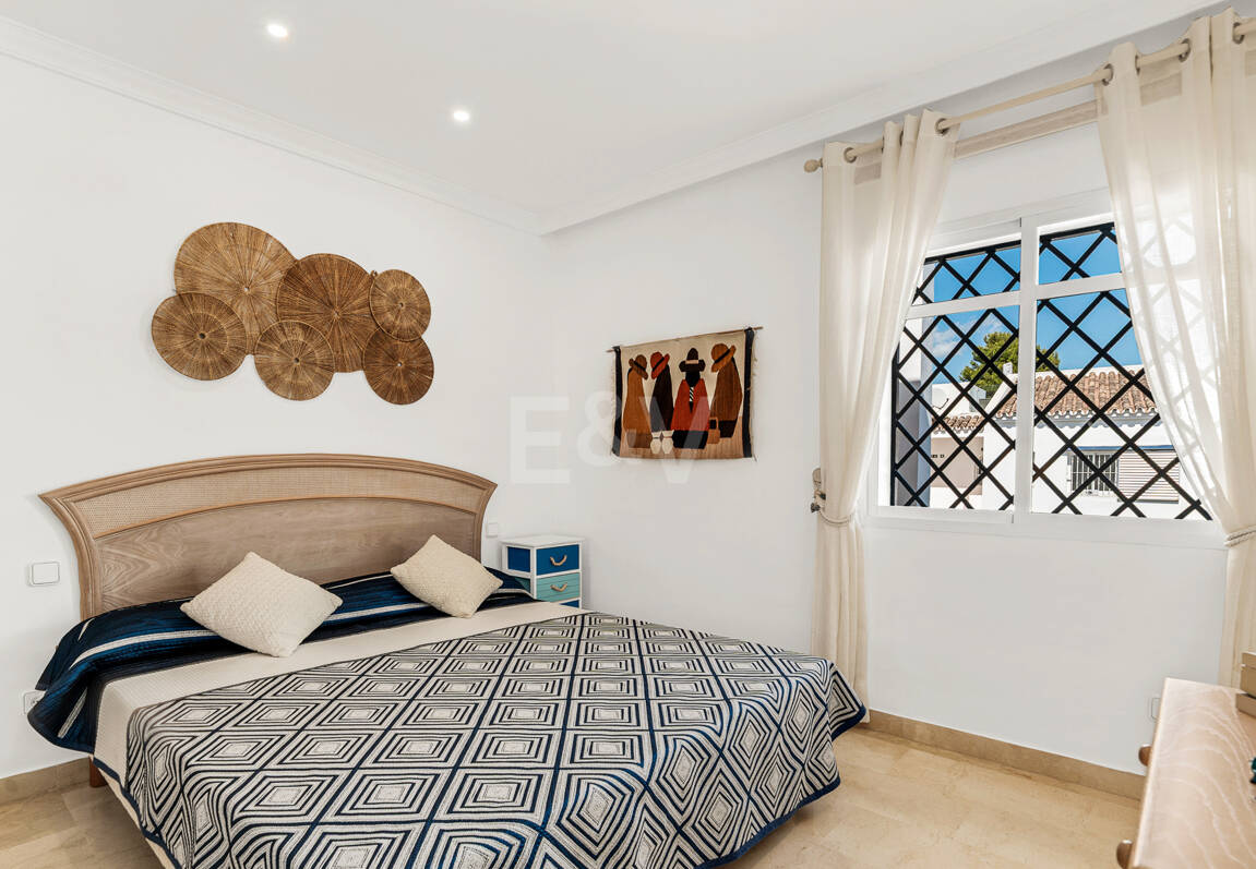 Conveniently Located Apartment with Panoramic Solarium in Aloha Gardens