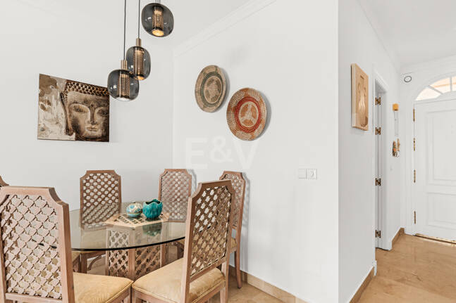 Conveniently Located Apartment with Panoramic Solarium in Aloha Gardens