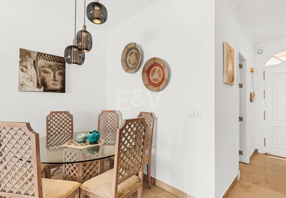 Conveniently Located Apartment with Panoramic Solarium in Aloha Gardens