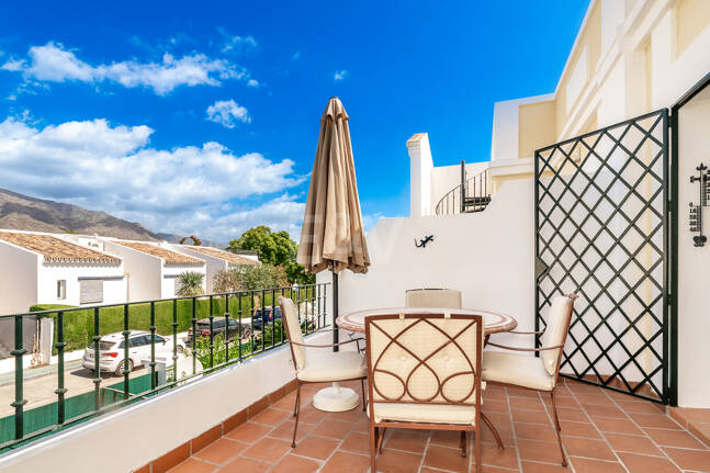 Conveniently Located Apartment with Panoramic Solarium in Aloha Gardens