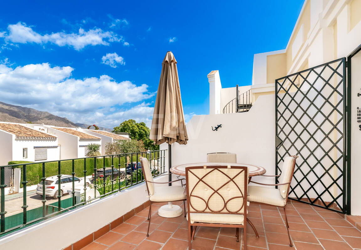 Conveniently Located Apartment with Panoramic Solarium in Aloha Gardens