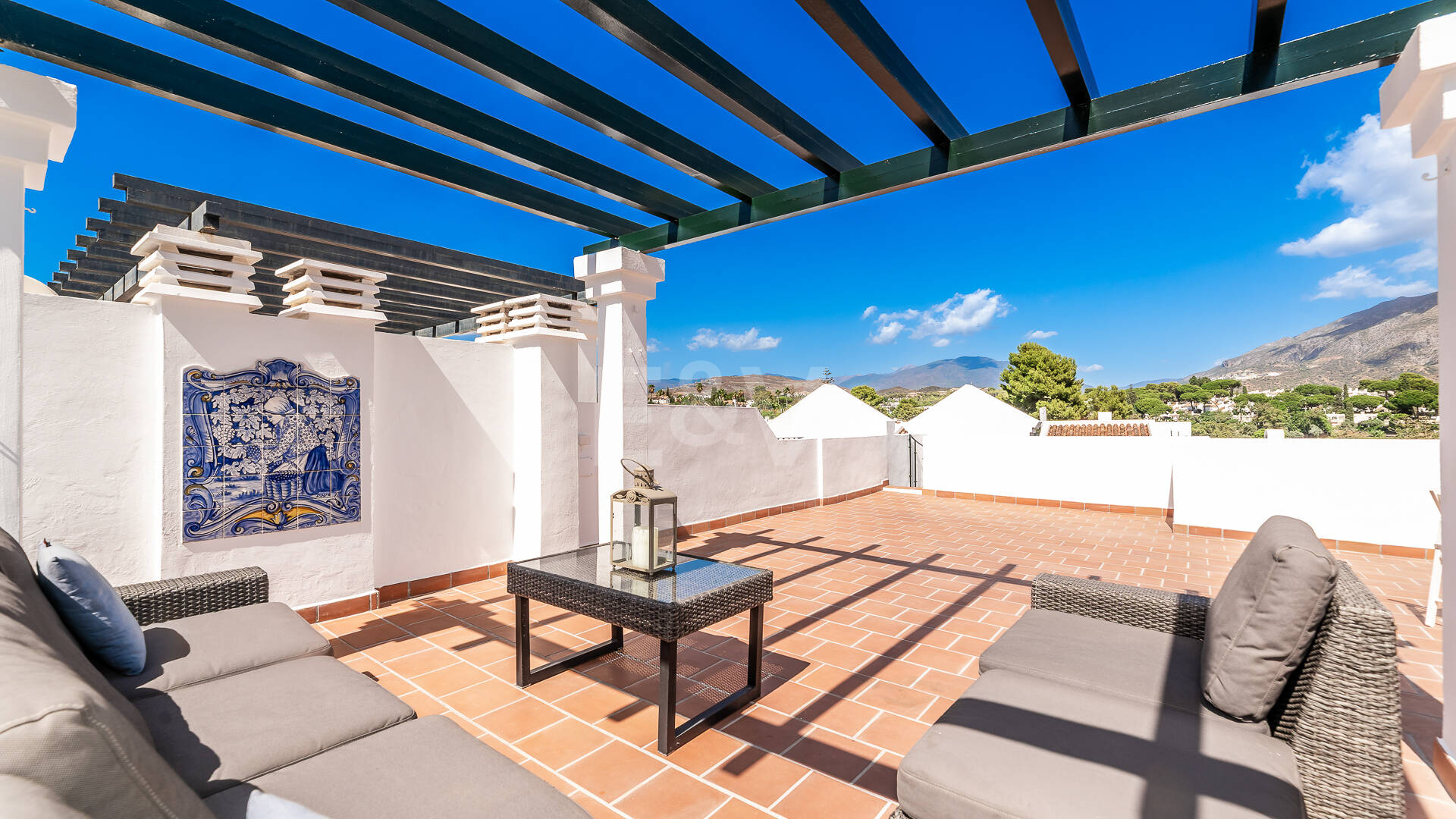 Conveniently Located Apartment with Panoramic Solarium in Aloha Gardens