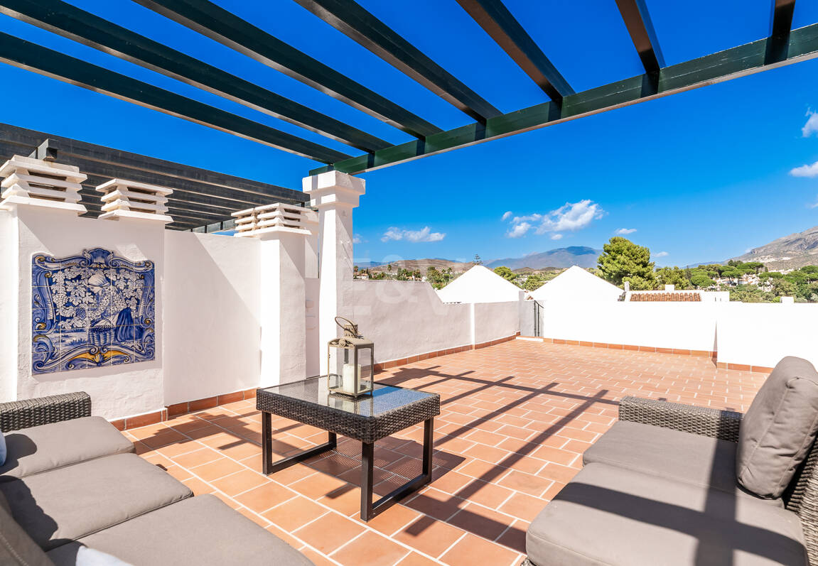 Conveniently Located Apartment with Panoramic Solarium in Aloha Gardens