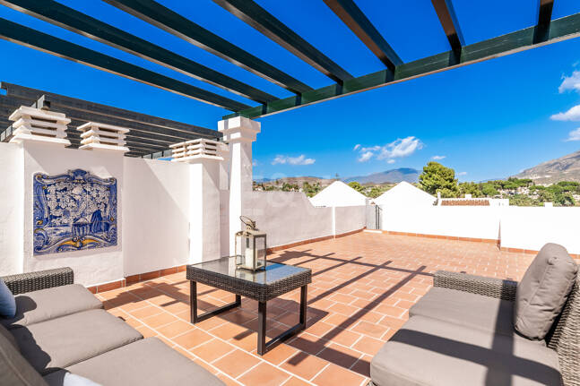 Conveniently Located Apartment with Panoramic Solarium in Aloha Gardens
