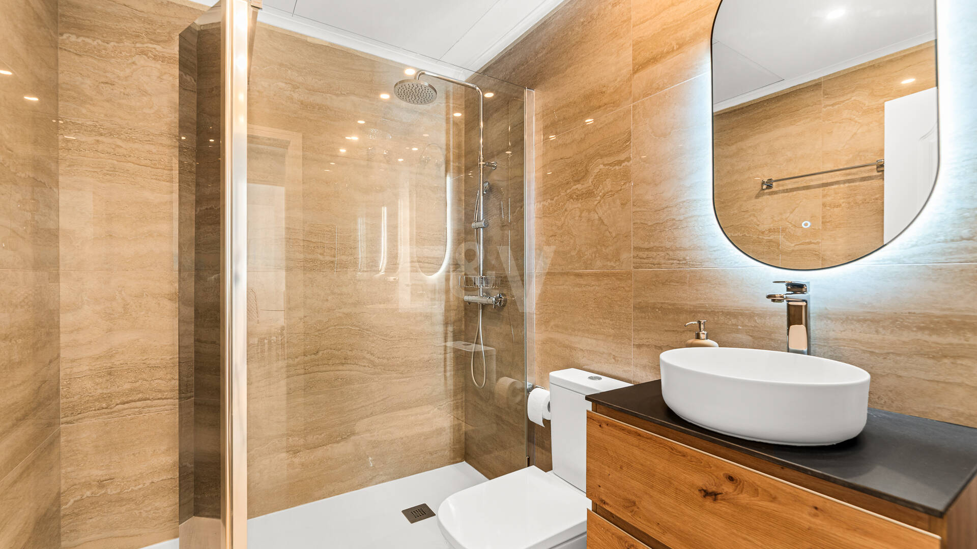 Conveniently Located Apartment with Panoramic Solarium in Aloha Gardens