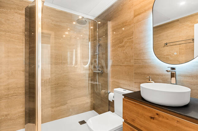 Conveniently Located Apartment with Panoramic Solarium in Aloha Gardens