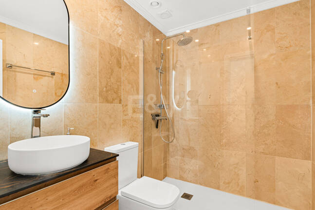 Conveniently Located Apartment with Panoramic Solarium in Aloha Gardens