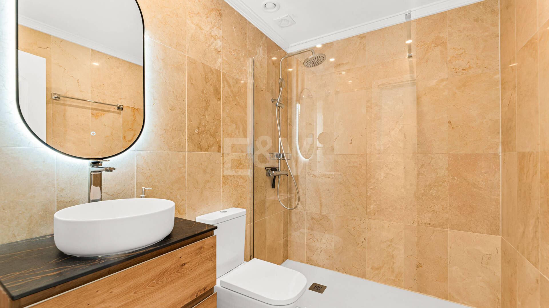 Conveniently Located Apartment with Panoramic Solarium in Aloha Gardens