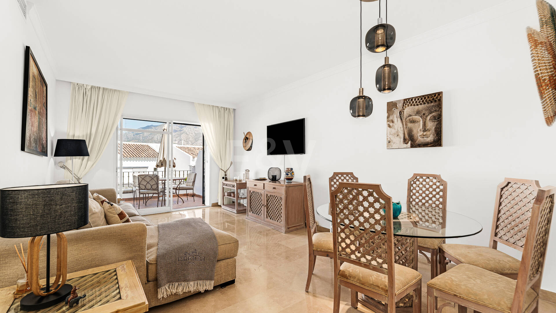 Conveniently Located Apartment with Panoramic Solarium in Aloha Gardens