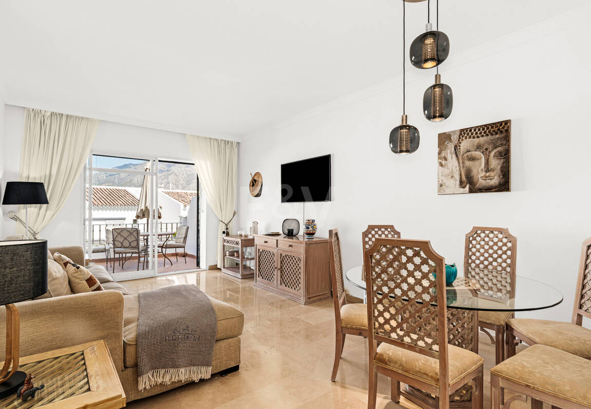 Conveniently Located Apartment with Panoramic Solarium in Aloha Gardens