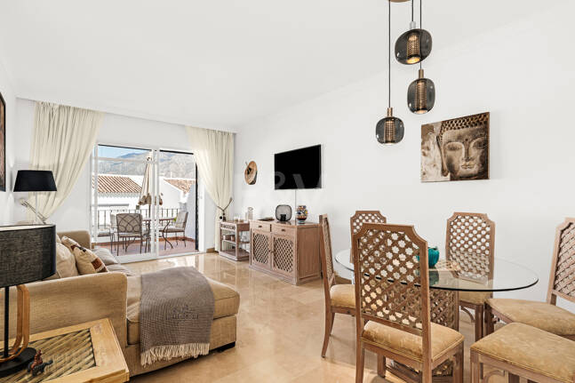 Conveniently Located Apartment with Panoramic Solarium in Aloha Gardens