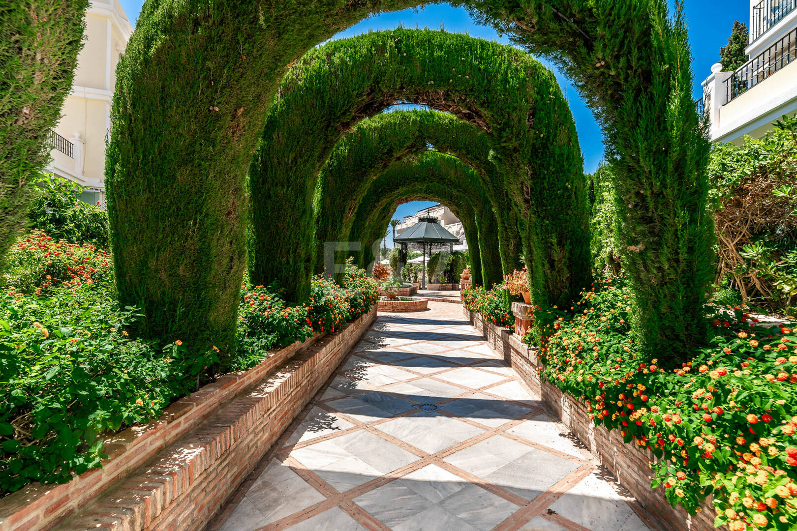 Conveniently Located Apartment with Panoramic Solarium in Aloha Gardens