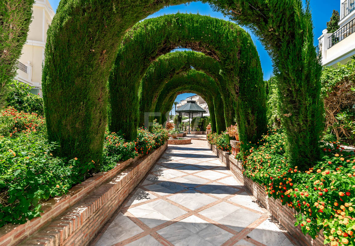 Conveniently Located Apartment with Panoramic Solarium in Aloha Gardens