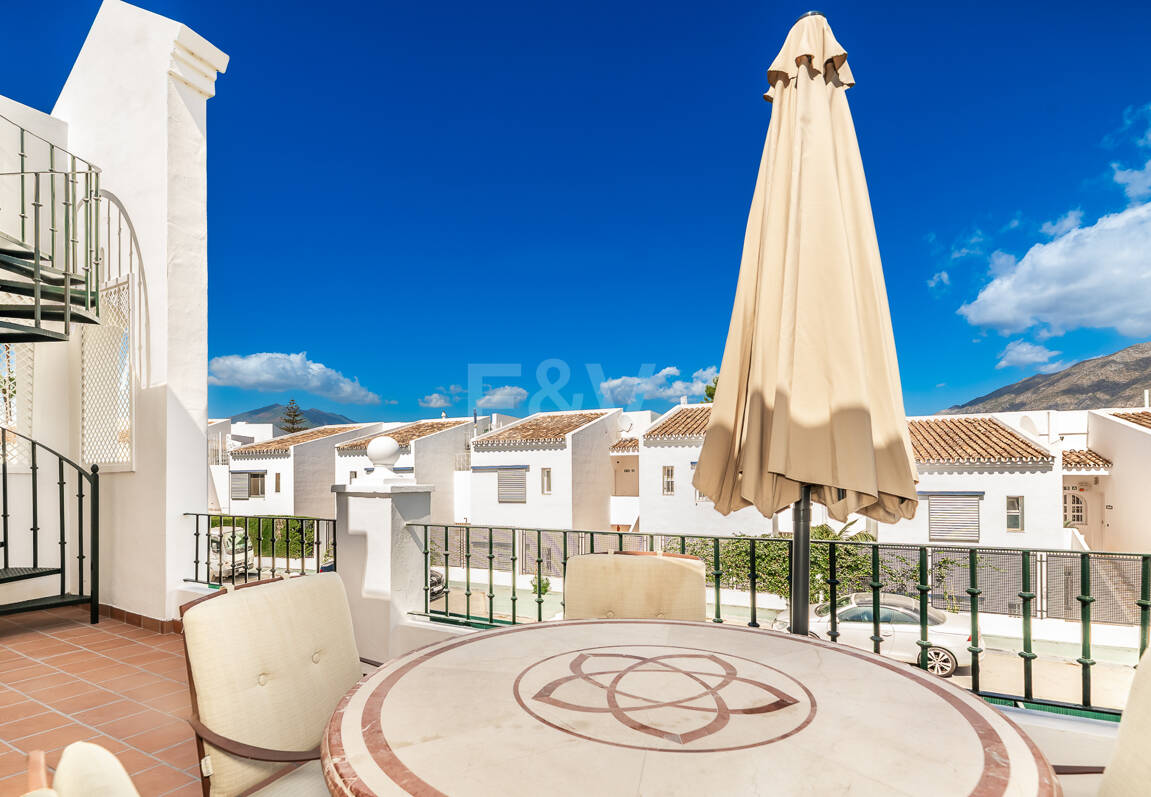 Conveniently Located Apartment with Panoramic Solarium in Aloha Gardens