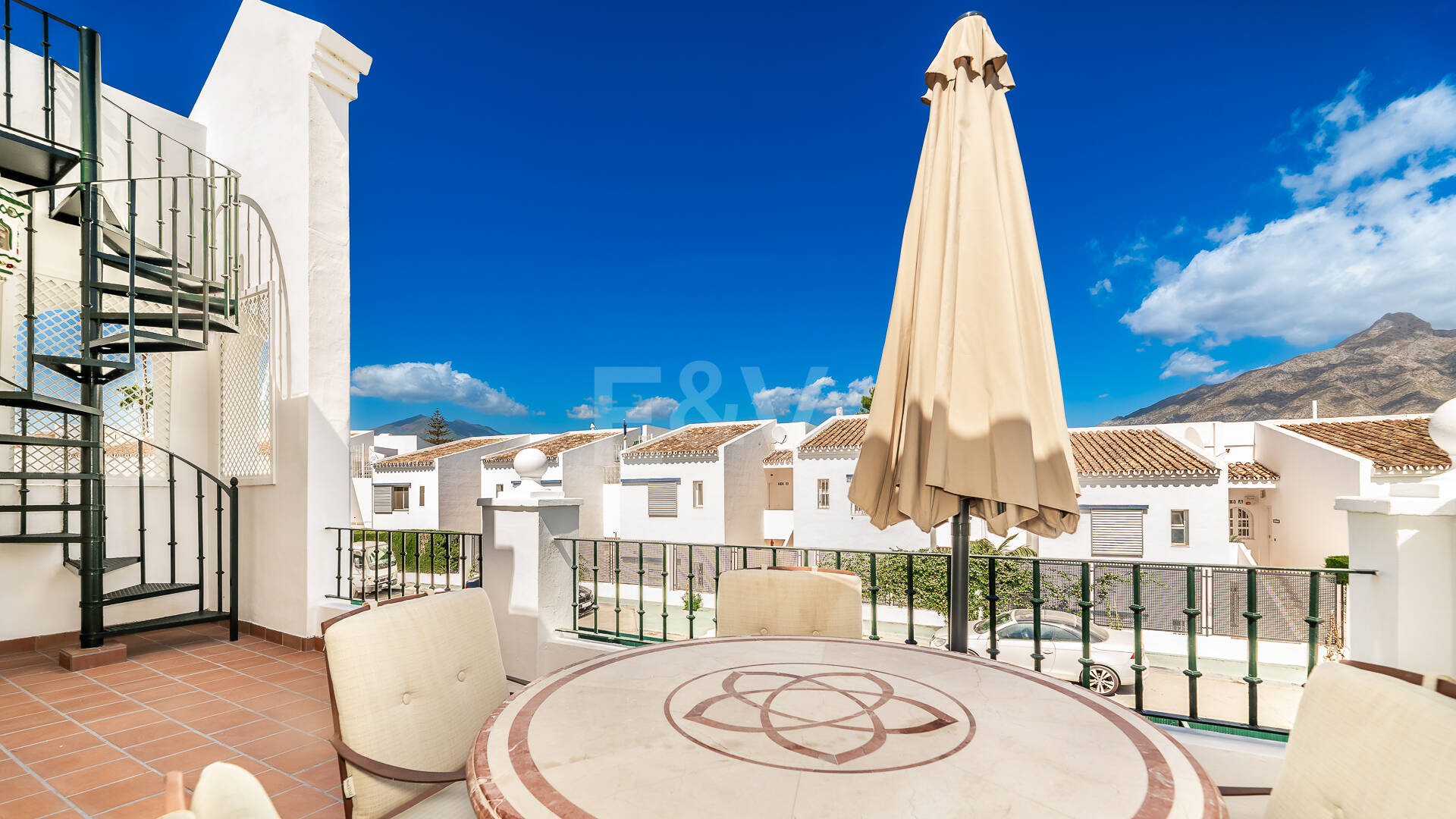 Conveniently Located Apartment with Panoramic Solarium in Aloha Gardens