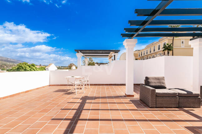 Conveniently Located Apartment with Panoramic Solarium in Aloha Gardens