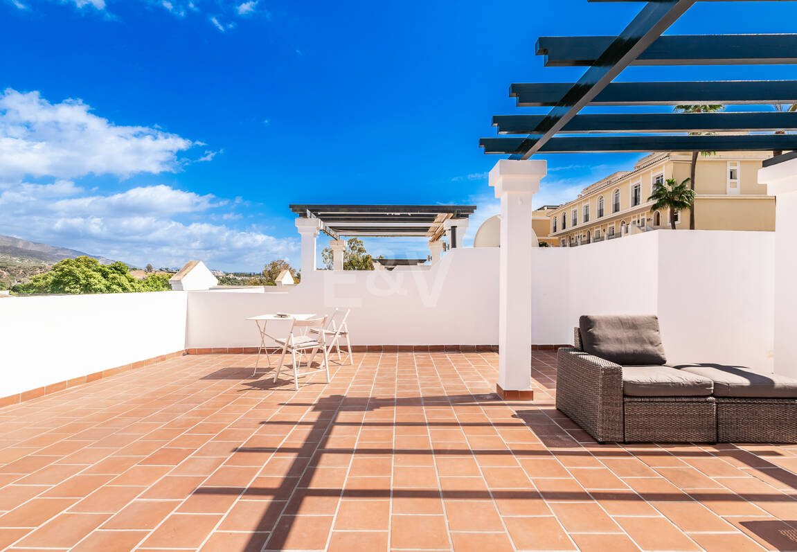 Conveniently Located Apartment with Panoramic Solarium in Aloha Gardens