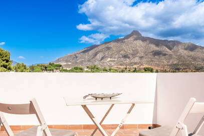 Conveniently Located Apartment with Panoramic Solarium in Aloha Gardens