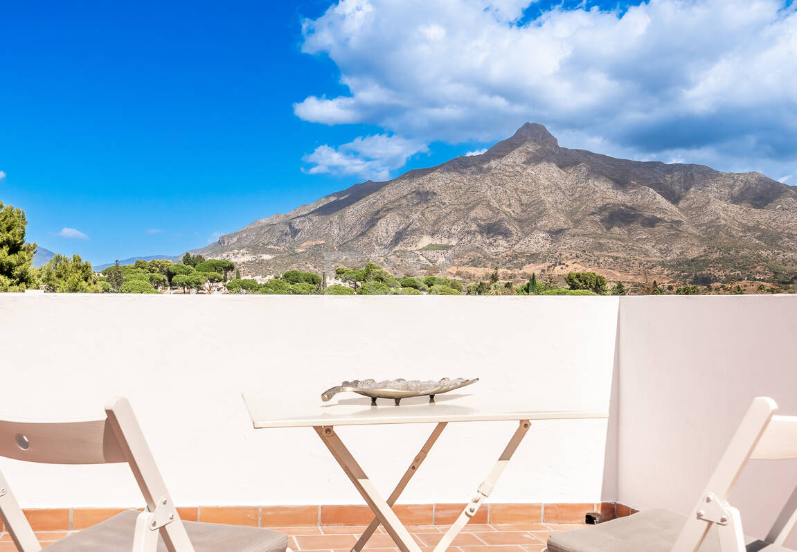 Conveniently Located Apartment with Panoramic Solarium in Aloha Gardens