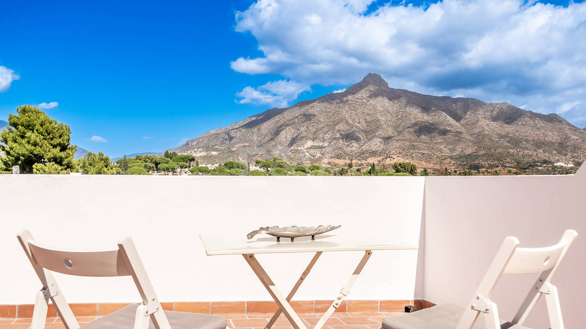 Conveniently Located Apartment with Panoramic Solarium in Aloha Gardens