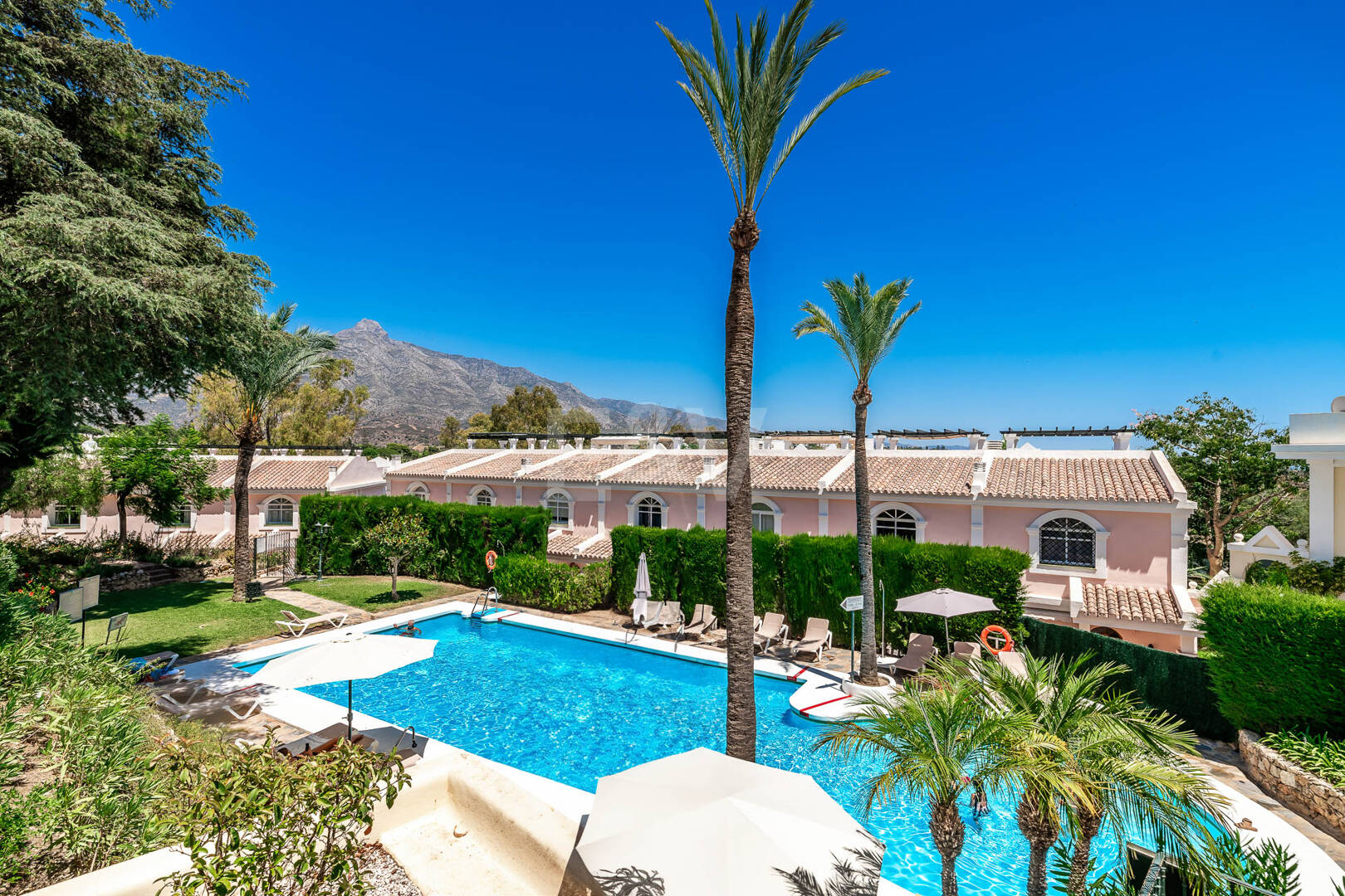 Conveniently Located Apartment with Panoramic Solarium in Aloha Gardens