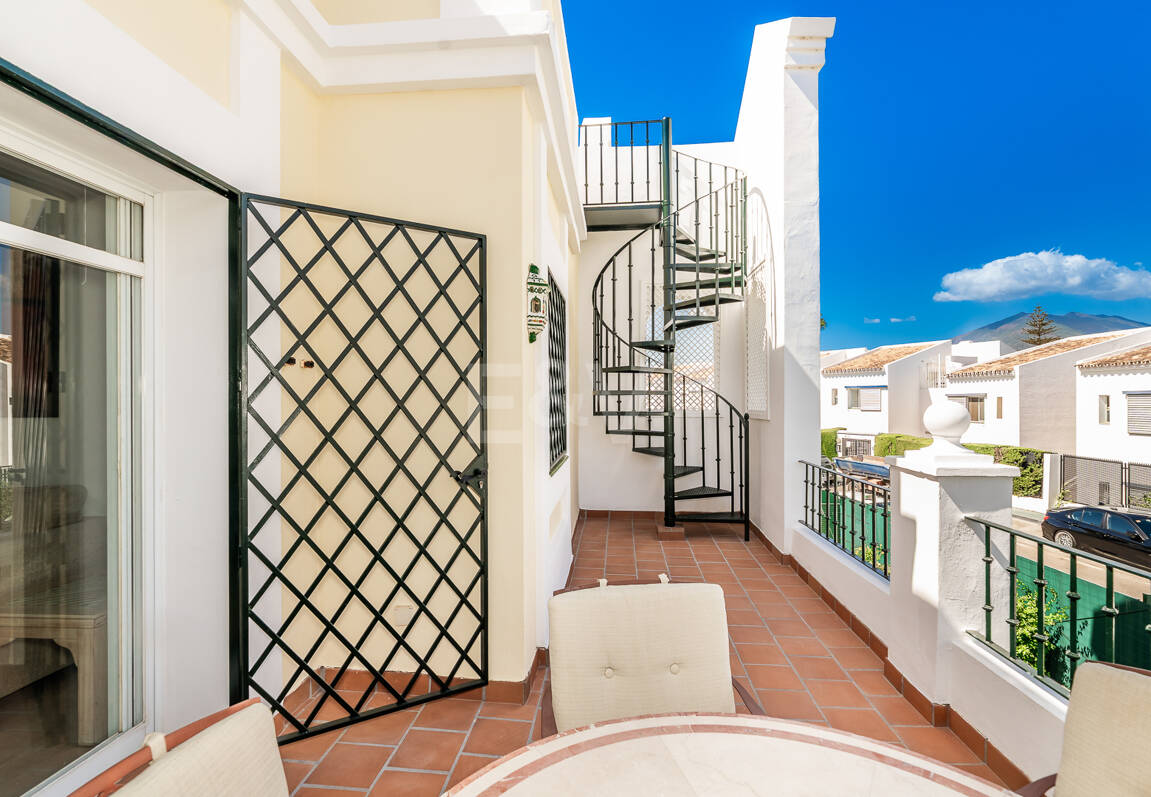 Conveniently Located Apartment with Panoramic Solarium in Aloha Gardens